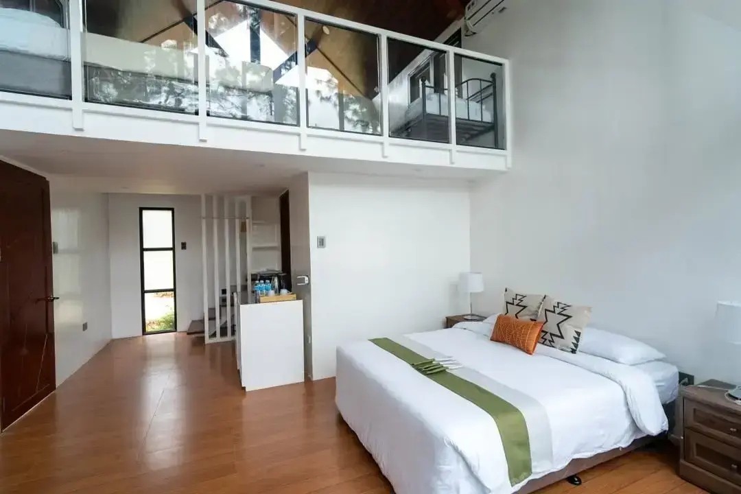 Blue Jay Cabin with a queen bed, lofty ceiling and light-filled upper level